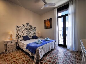 3 habitaciones, tabla de planchar con plancha y cuna de viaje 