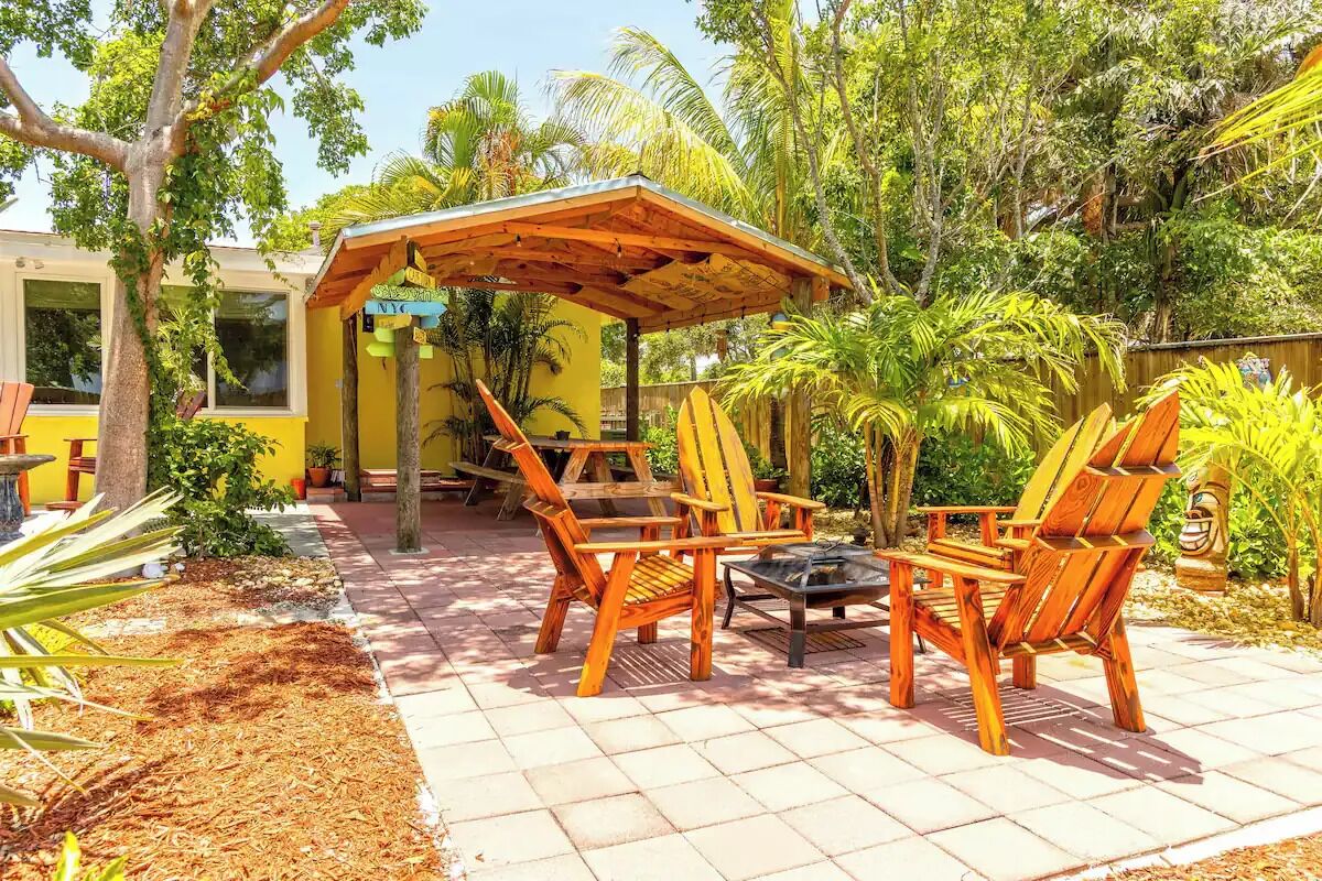1 block to Beach-Pet Friendly Cottage with fenced in yard-outdoor Oasis