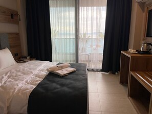 标准房 | 客房内保险箱、办公桌、笔记本电脑工作区、遮光窗帘