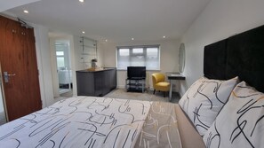 4 Schlafzimmer, Schreibtisch, Bügeleisen/Bügelbrett, kostenloses WLAN