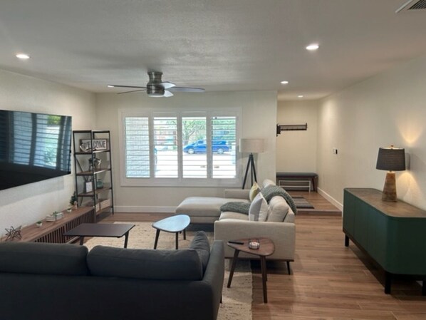Living area - Amazing 3 bedroom, 2 bathroom oasis near Kierland and Desert Ridge. (Phoenix)
