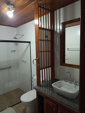 Secador de cabelo, toalhas de banho