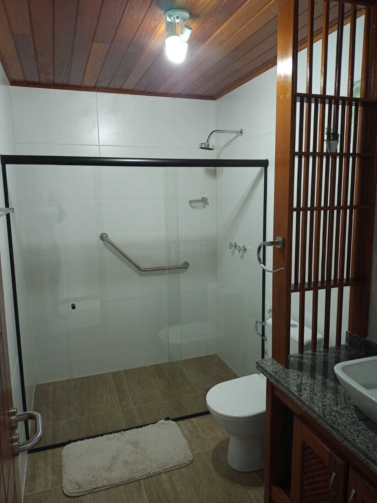 Een douche, handdoeken