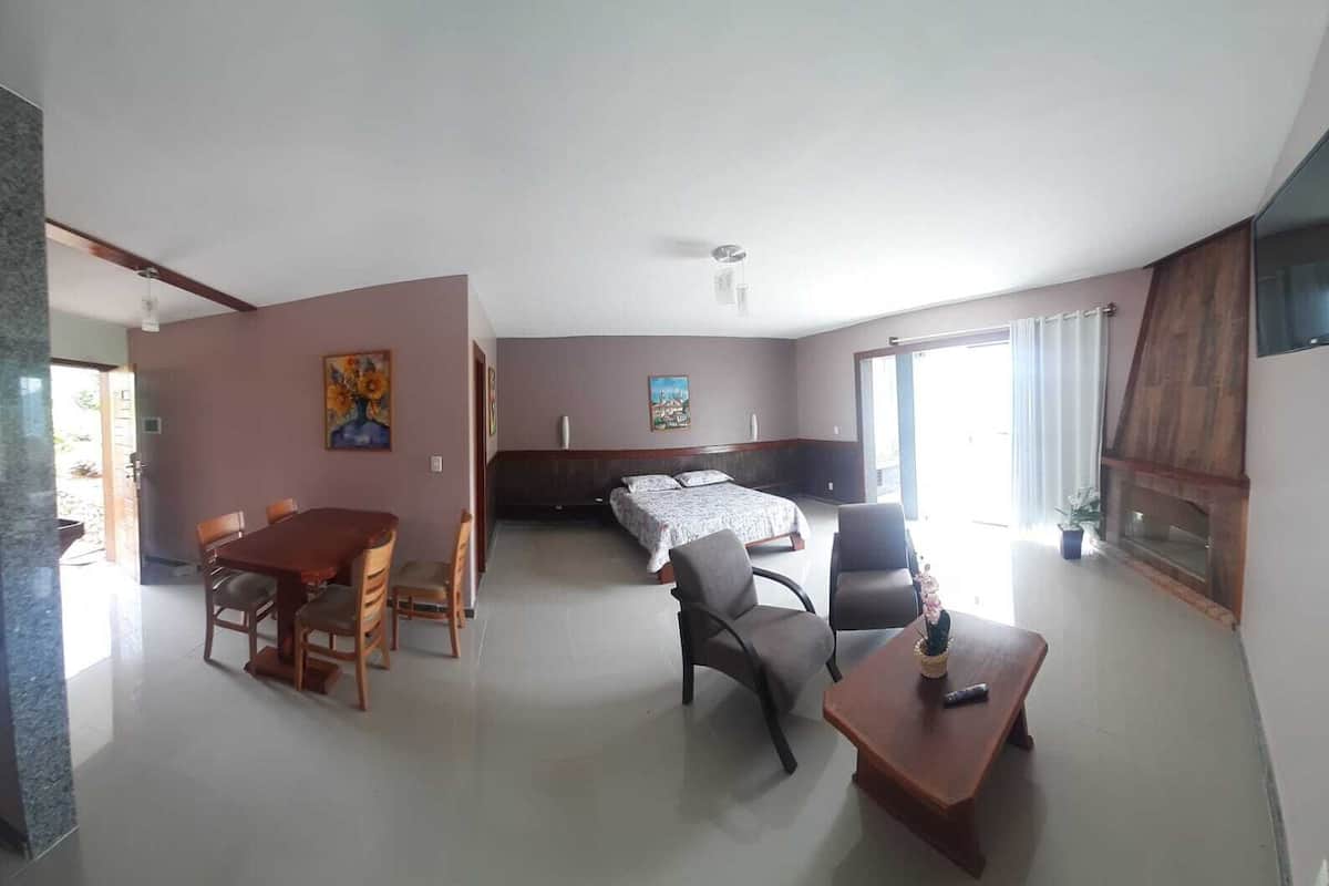 Premier Room | Laptop workspace, bed sheets