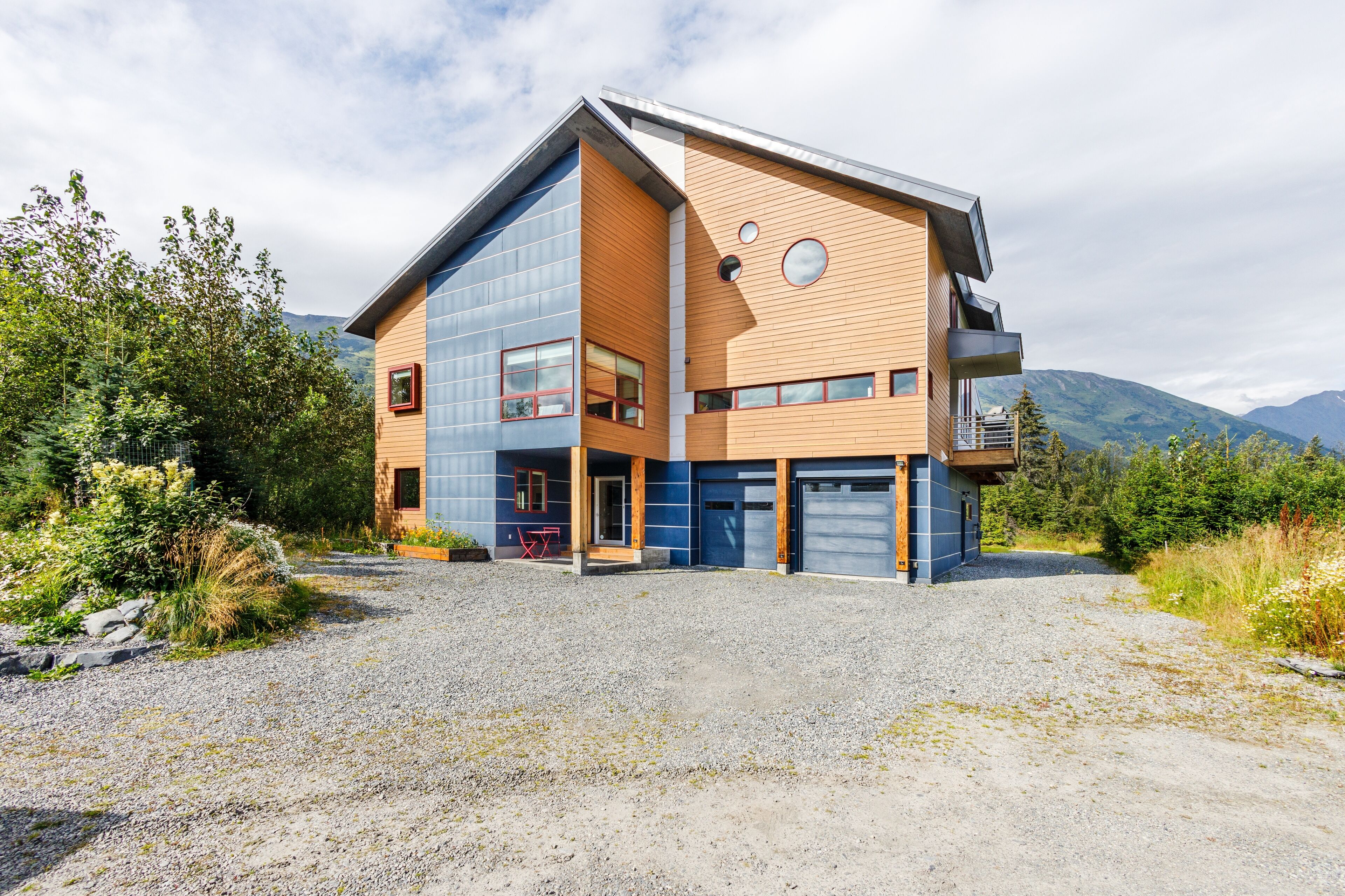 Charming Mt. Alyeska-view home with a patio, washer/dryer, & full kitchen