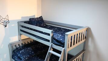 3 habitaciones, tabla de planchar con plancha y cuna de viaje