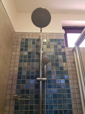 Haartrockner, Bidet, Handtücher, Seife