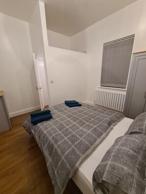1 habitación, tabla de planchar con plancha, wifi y ropa de cama