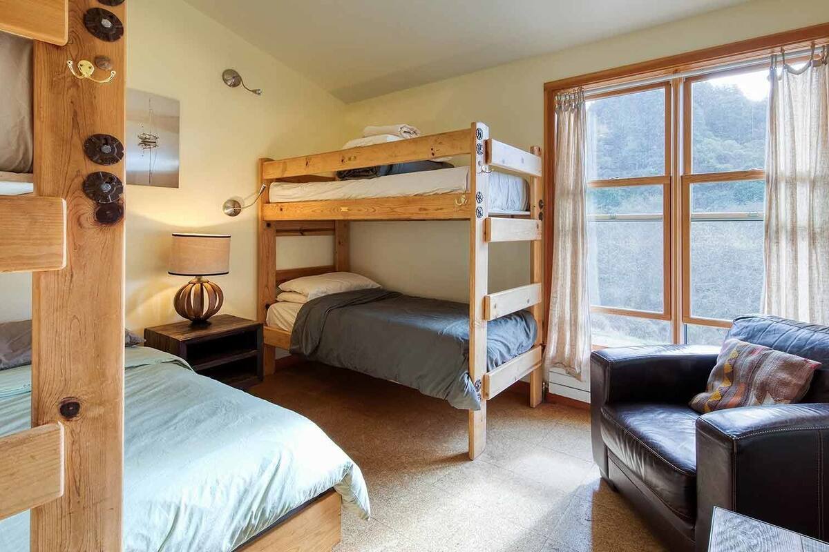 5 Person Private Room | Iron/ironing board (on request), WiFi (free)
