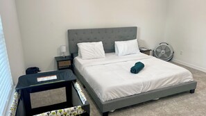 2 dormitorios, escritorio, tabla de planchar con plancha y cuna de viaje