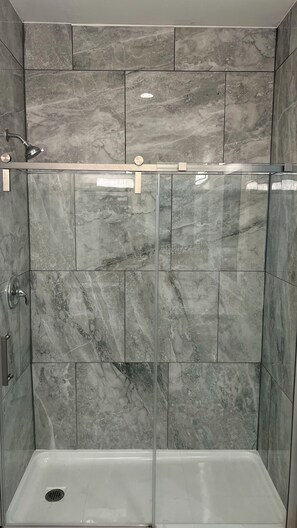 Een douche,  milieuvriendelijk toiletgerief, een haardroger, een bidet