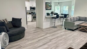 Smart TV - Private Urban Vacation Home Med Center NRG Midtown (Houston)