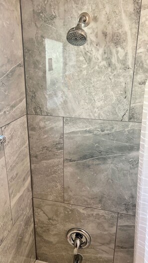 Douche, articles de toilette écologiques, sèche-cheveux, bidet