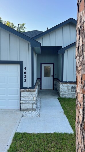 Exterior detail - Private Urban Vacation Home Med Center NRG Midtown (Houston)