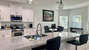 Frigorífico, microondas, horno y placa de cocina