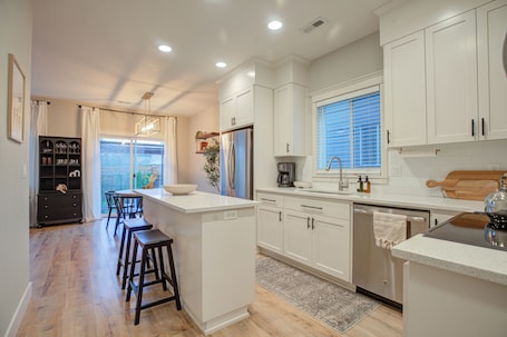 Fridge, microwave, oven, stovetop. Darby House, centrally located wine country escape