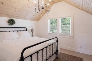 4 bedrooms, WiFi, bed sheets - The Olde White House (Greeneville)