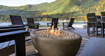 Enjoy breathtaking views, no stairs, a big dock, fire pits and fast wifi!