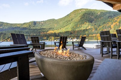 Enjoy breathtaking views, no stairs, a big dock, fire pits and fast wifi!