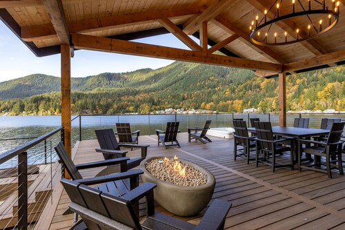 Woods and Wakes Retreat• Hot Tub & Lake Views