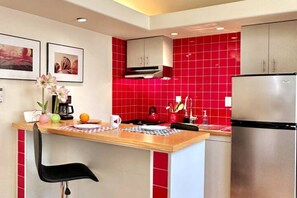 Réfrigérateur, micro-ondes, four, plaque de cuisson