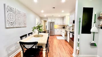 冰箱、微波炉、烤箱、炉灶