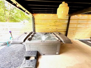Outdoor spa tub - Relax at Crieff Cottage, a cozy 3-bedroom Richmond retreat with a private hot tub, two king bedrooms, inviting living spaces, and a stocked kitchen. Quiet location with easy access to downtown, restaurants, hospitals, and universities. (Richmond)