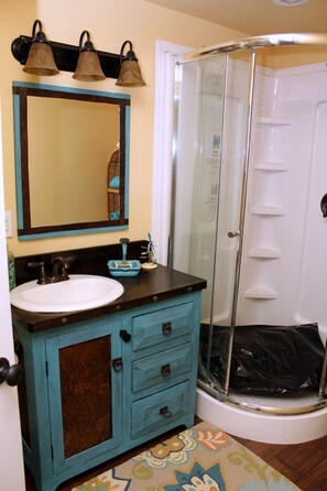Secadora de cabello, toallas, jabón, papel de baño