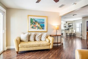 Smart TV, fireplace, table football, books - Downtown oasis•mins to strip•private backyard (Las Vegas)