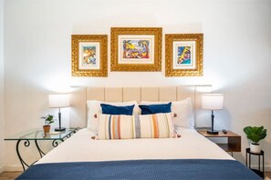 3 bedrooms, desk, iron/ironing board, travel cot - Downtown oasis•mins to strip•private backyard (Las Vegas)