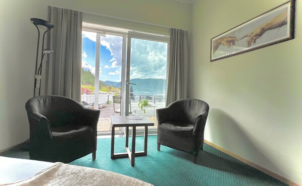 Habitación doble superior | Área de sala de estar | Televisión 