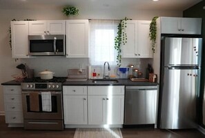 Réfrigérateur, four à micro-ondes, un four, surface de cuisson