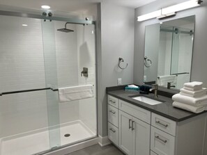 Dusche, Handtücher, Seife, Shampoo