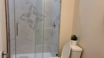 Haartrockner, Handtücher, Seife, Shampoo