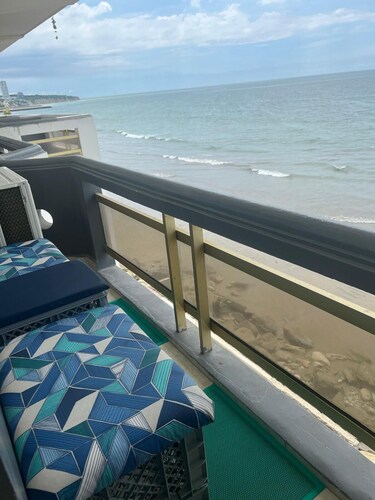 Charming Central Manta Oceanfront Apt