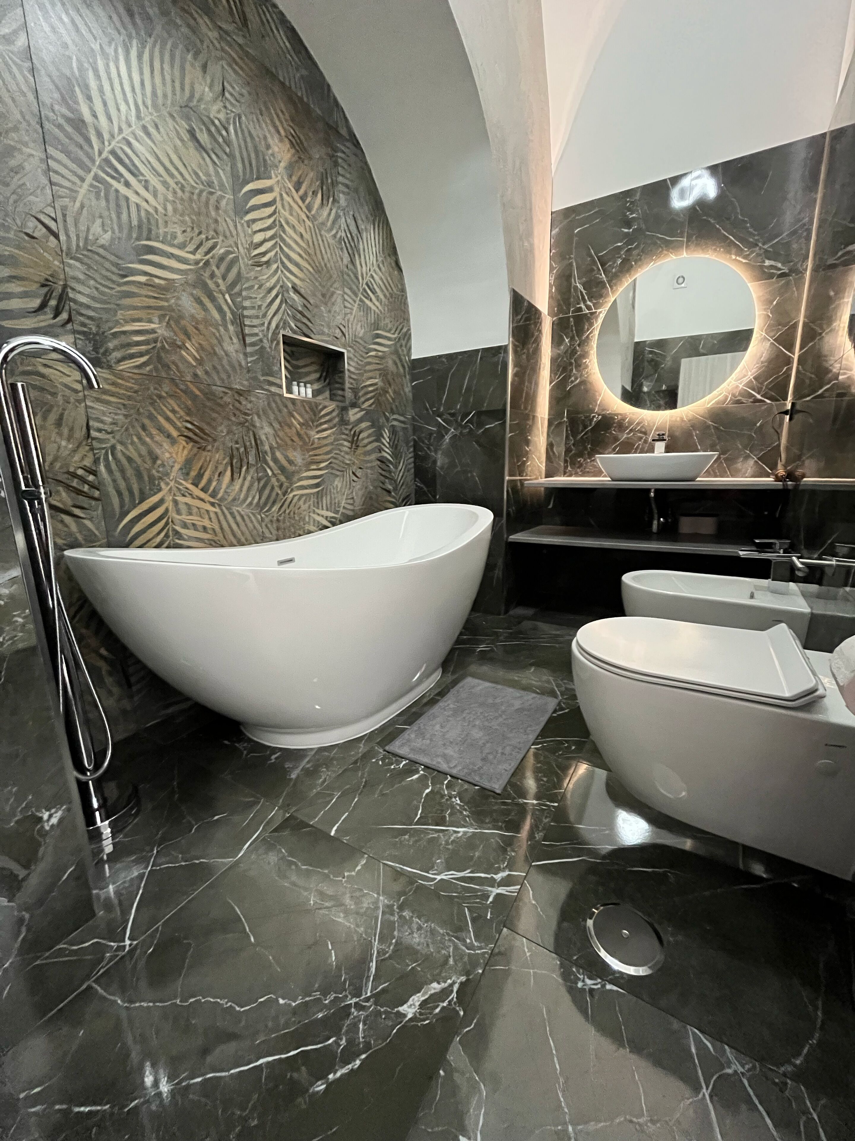 Luxury Quadruple Room | Bathroom | Hair dryer, bidet, towels, soap