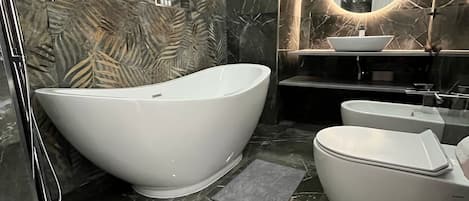 Luxury-Vierbettzimmer | Badezimmer | Haartrockner, Bidet, Handtücher, Seife