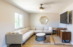 Living area - Single Family Home in quiet neighborhood, 2BR 1.5BA (Chandler)