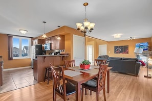 Interior - Nature Oasis: Waterfront, pet friendly, kayaks, SUPs, dock, amenities galore (Kingsville)