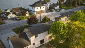 A residential area with houses, a dock, and a view of the water. - Nature Oasis: Waterfront, pet friendly, kayaks, SUPs, dock, amenities galore (Kingsville)
