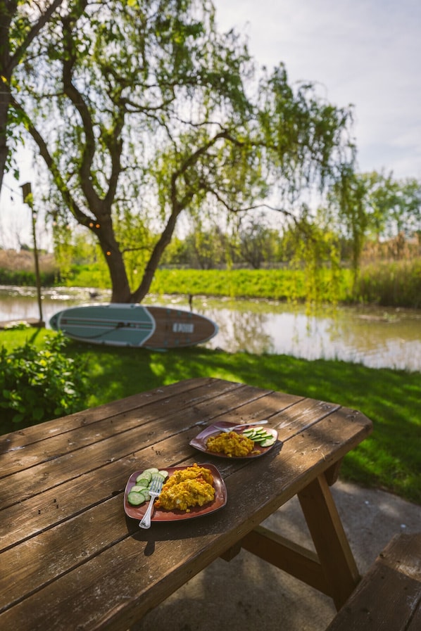 Outdoor dining - Nature Oasis: Waterfront, pet friendly, kayaks, SUPs, dock, amenities galore (Kingsville)