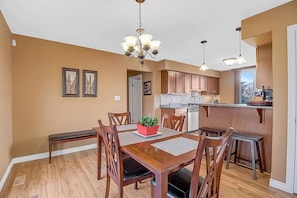 Dining - Nature Oasis: Waterfront, pet friendly, kayaks, SUPs, dock, amenities galore (Kingsville)