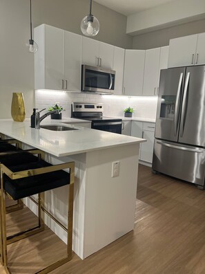 Kylskåp, mikrovågsugn, ugn och spishäll