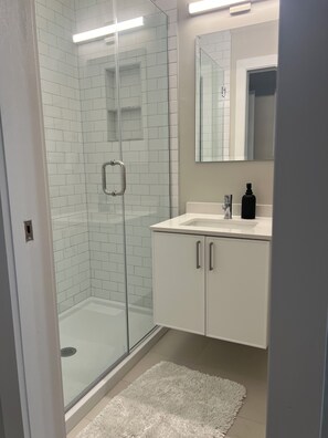 Dusch, handdukar, tvål och toalettpapper