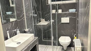 Dusche, Haartrockner, Handtücher, Seife