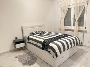 1 bedroom, desk, iron/ironing board, travel cot - Terrace, Baby crib, Fast WLAN, Quiet location (Offenbach am Main)