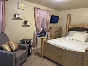 3 bedrooms, desk, iron/ironing board, WiFi - Fully stocked 3 Bedroom Home with Attached Garage and Large Fenced yard (Myerstown)