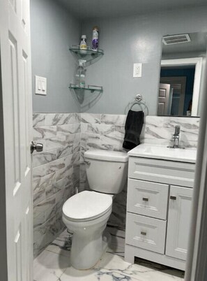 Shower, hair dryer, towels, soap - Apartment 1BR 3 miles NYC Full kitchen
 (North Bergen)