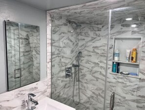 Dusche, Haartrockner, Handtücher, Seife