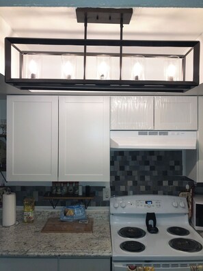 冷蔵庫、電子レンジ、食器洗い機、調理器具と食器